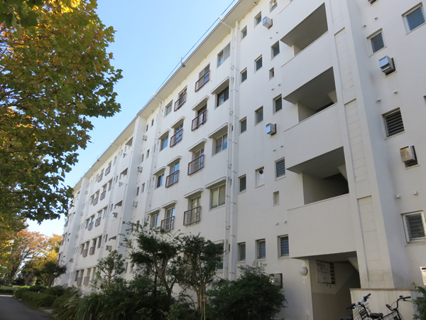 ガーデン山団地6号棟の外観