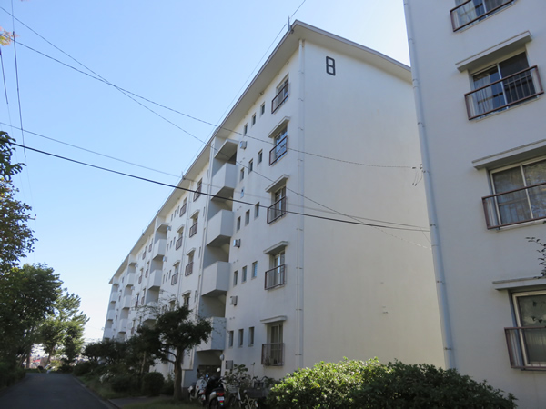 ガーデン山団地８号棟の外観