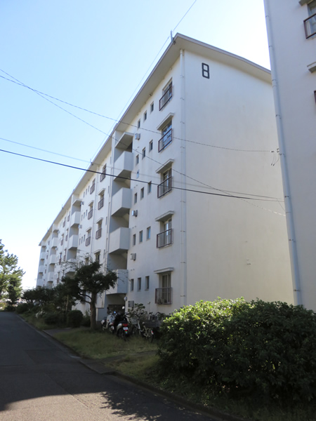 ガーデン山団地８号棟の外観