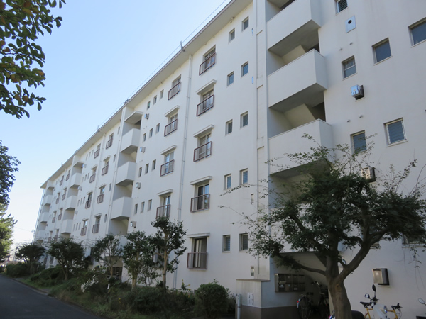 ガーデン山団地８号棟の外観