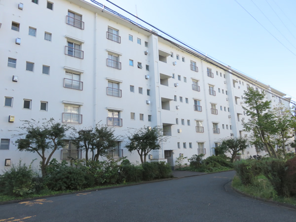 ガーデン山団地８号棟の外観