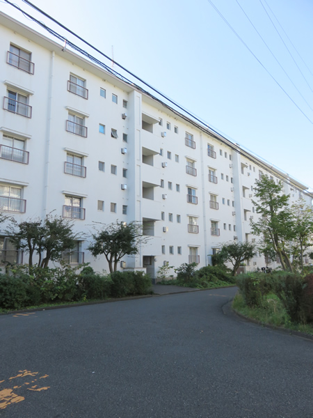 ガーデン山団地８号棟の外観