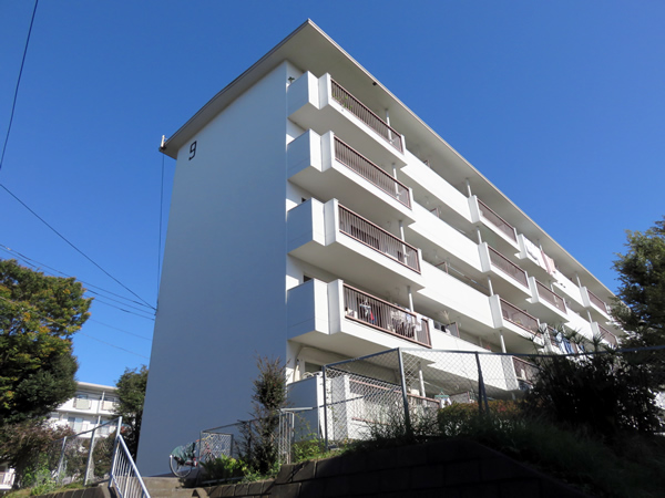 ガーデン山団地９号棟の外観