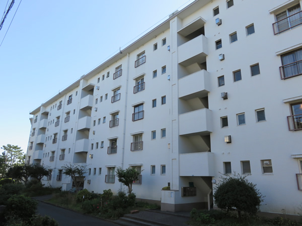 ガーデン山団地９号棟の外観