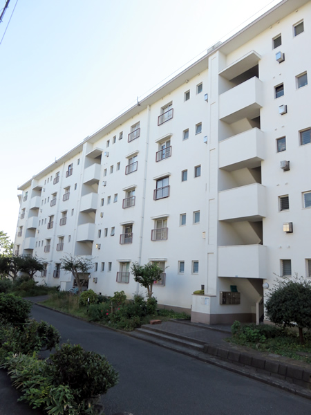 ガーデン山団地９号棟の外観