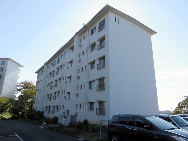 ガーデン山団地11号棟の外観