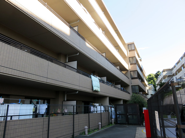 コスモ三ツ沢ガーデン山の外観