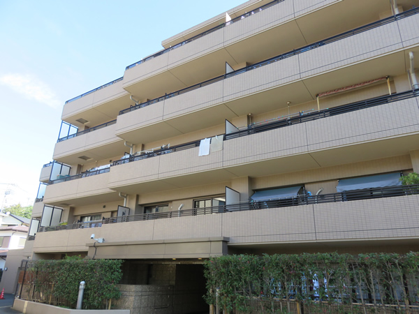 コスモ三ツ沢ガーデン山の外観