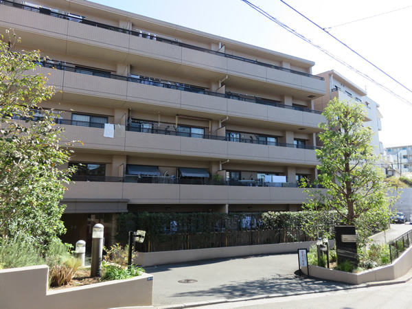 コスモ三ツ沢ガーデン山の外観