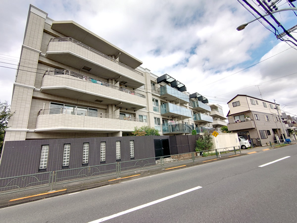 ライオンズ千歳烏山プレドの外観