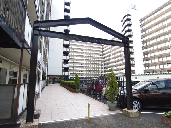 秀和めじろ台レジデンスの外観