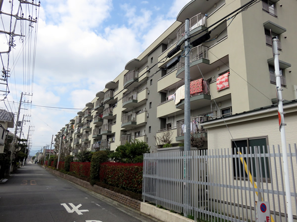 相模台ハイツA号棟の外観