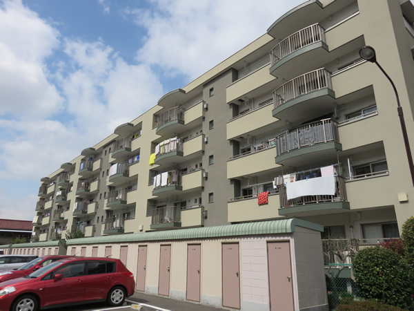 相模台ハイツＤ棟の外観