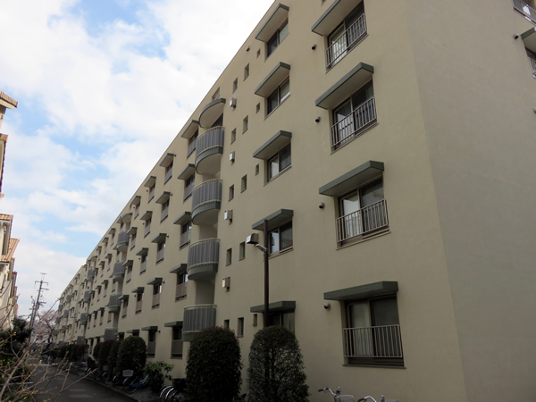 相模台ハイツＤ棟の外観