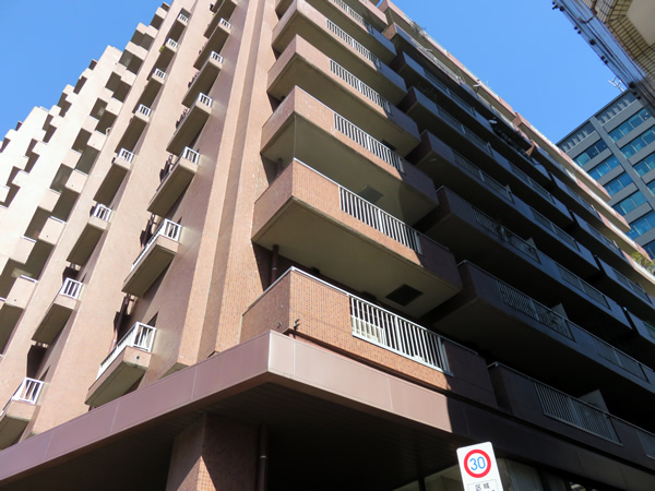 朝日九段マンションの外観