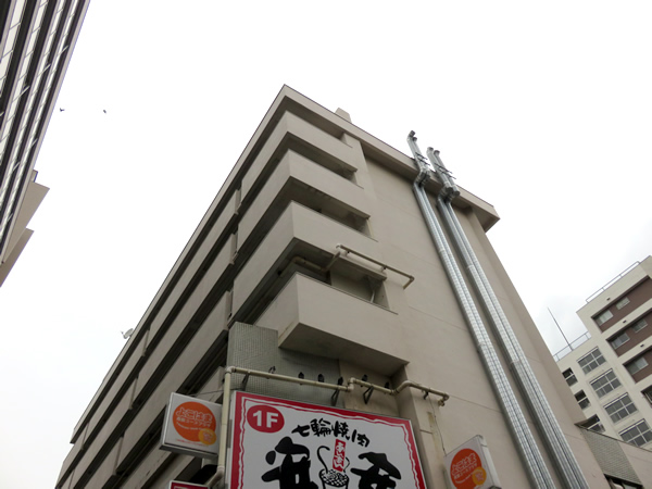 根岸駅前第2分譲共同ビルの外観