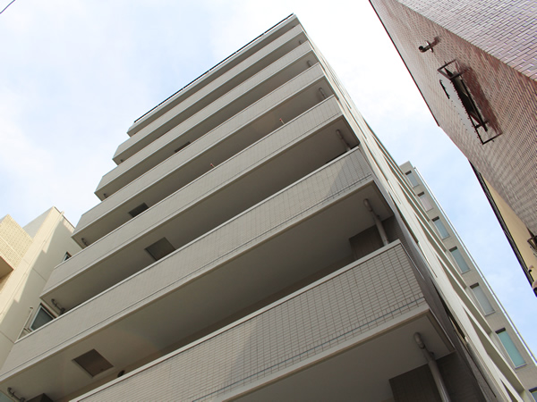 プラハ川崎本町通りの外観