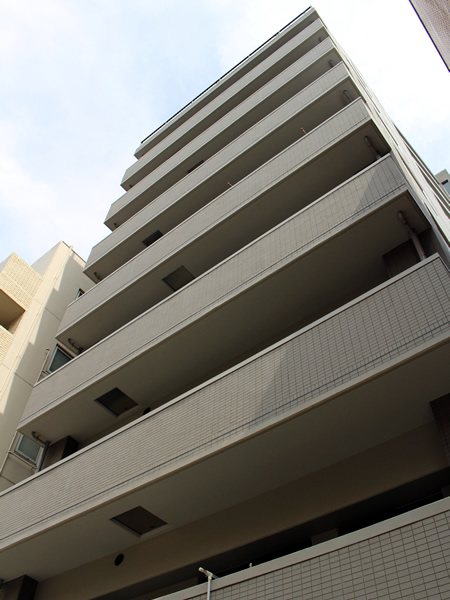 プラハ川崎本町通りの外観