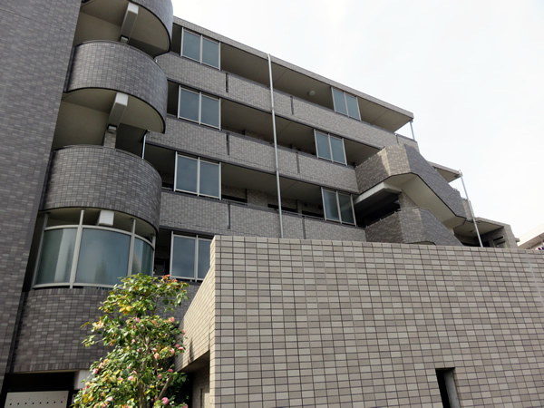 ドレッセ青葉台オルコットの外観