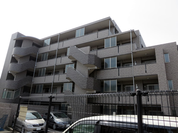 ドレッセ青葉台オルコットの外観