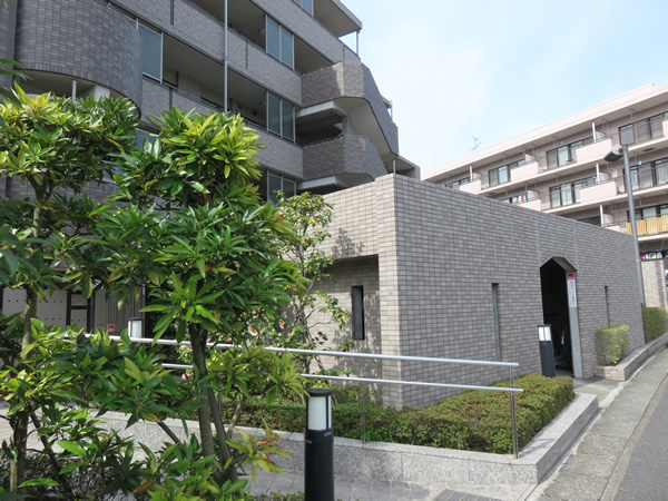 ドレッセ青葉台オルコットの外観