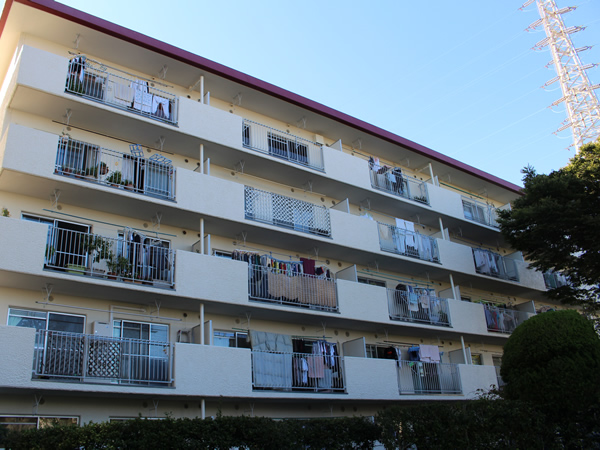 保土ヶ谷ファミールハイツ1号棟の外観