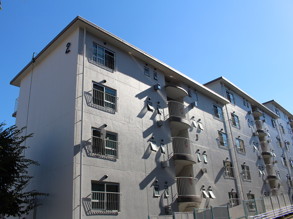 横浜保土ヶ谷ハイツ２号棟の外観