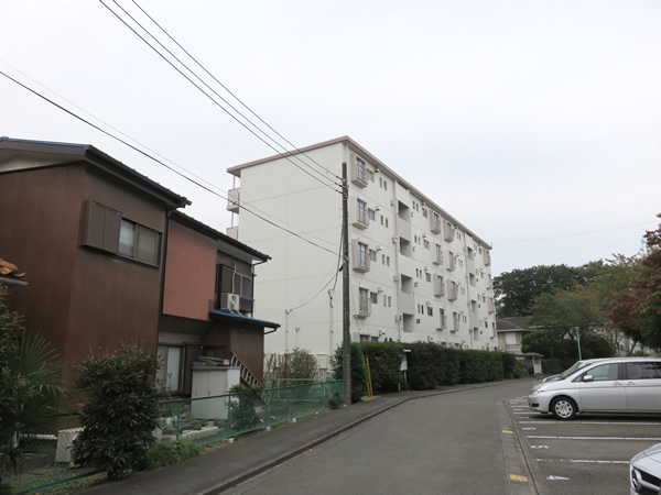 東向地団地１号棟の外観