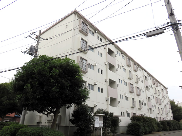 東向地団地2号棟の外観