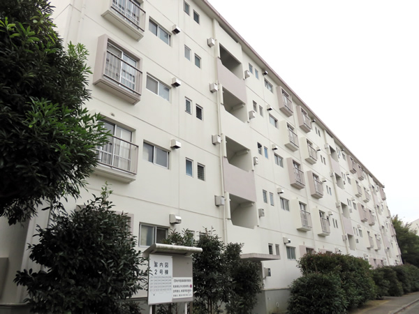 東向地団地2号棟の外観