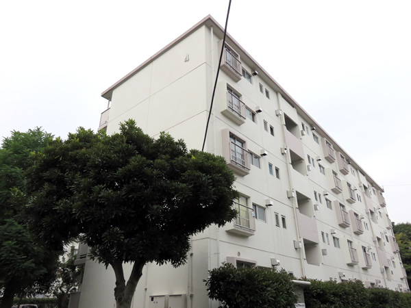 東向地団地４号棟の外観