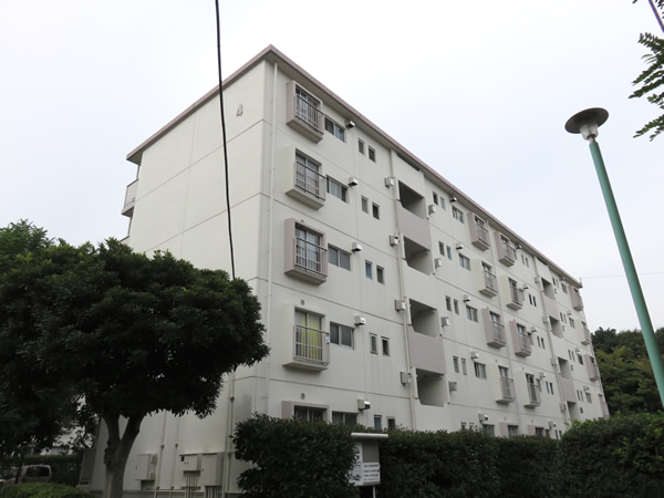 東向地団地４号棟の外観