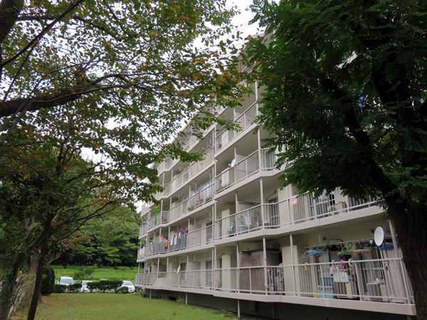 東向地団地４号棟の外観