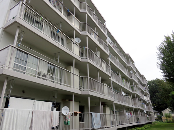 東向地団地６号棟の外観