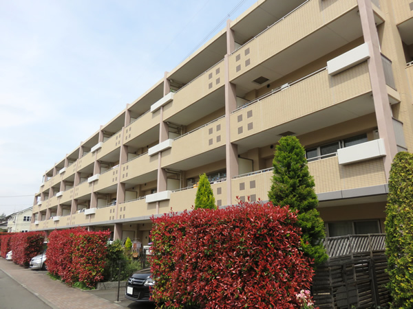 リビオあざみ野ブライティアＤ棟（ヒルサイドコート）の外観