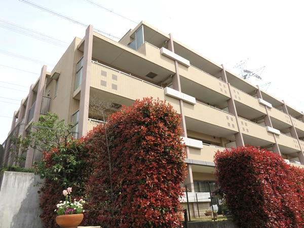 リビオあざみ野ブライティアＤ棟（ヒルサイドコート）の外観