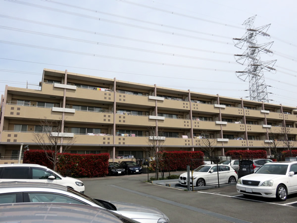 リビオあざみ野ブライティアＤ棟（ヒルサイドコート）の外観