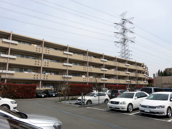 リビオあざみ野ブライティアＤ棟（ヒルサイドコート）の外観