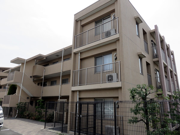 リビオあざみ野ブライティアＣ棟（ミッドコート）の外観