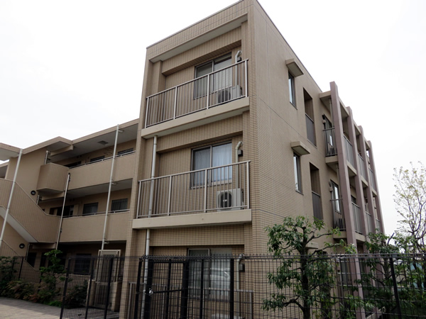 リビオあざみ野ブライティアＣ棟（ミッドコート）の外観