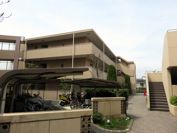 リビオあざみ野ブライティアＣ棟（ミッドコート）の外観