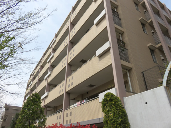 あざみ野リーベルＢ棟の外観