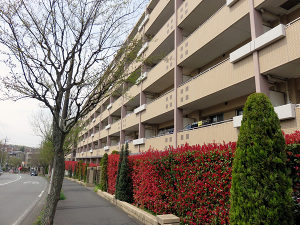 リビオあざみ野ブライティアＡ棟（フロントコート）の外観