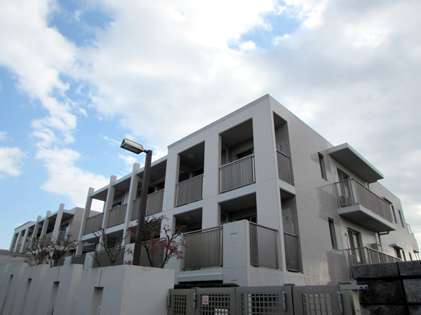 プラウディア五月台の外観