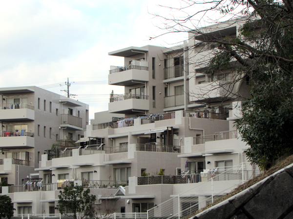 プラウディア五月台の外観