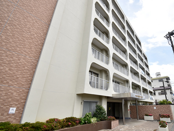 日商岩井中山マンションの外観