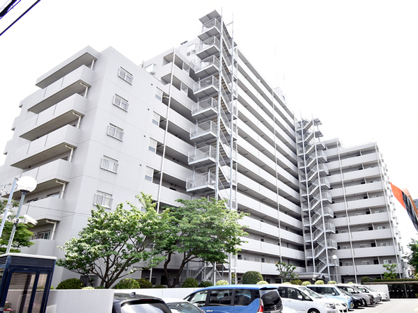 原木中山ファミールハイツの外観