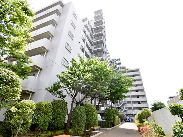 原木中山ファミールハイツの外観