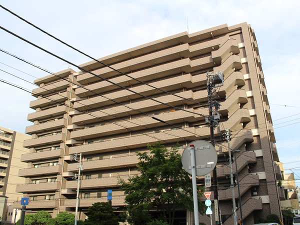 蒔田公園パインマンションの外観
