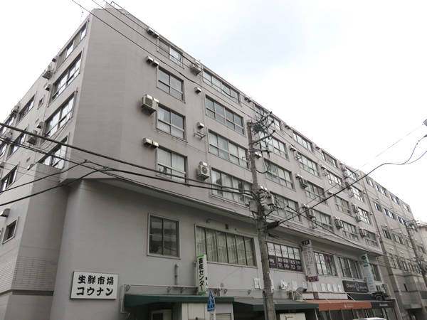 根岸駅前共同ビルの外観